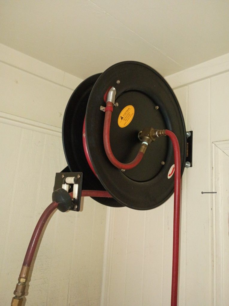 Air Hose On Retractable Roller For Shop
