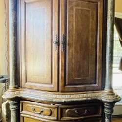 Armoire Honey Walnut 