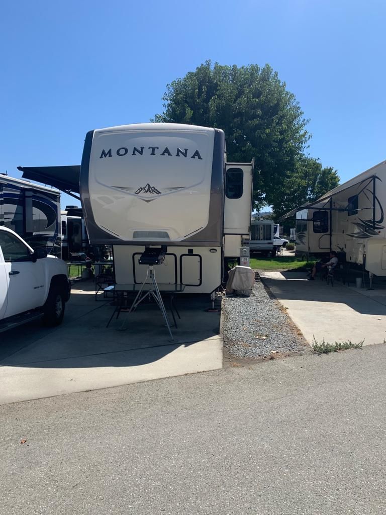 2017 Montana 3720rl