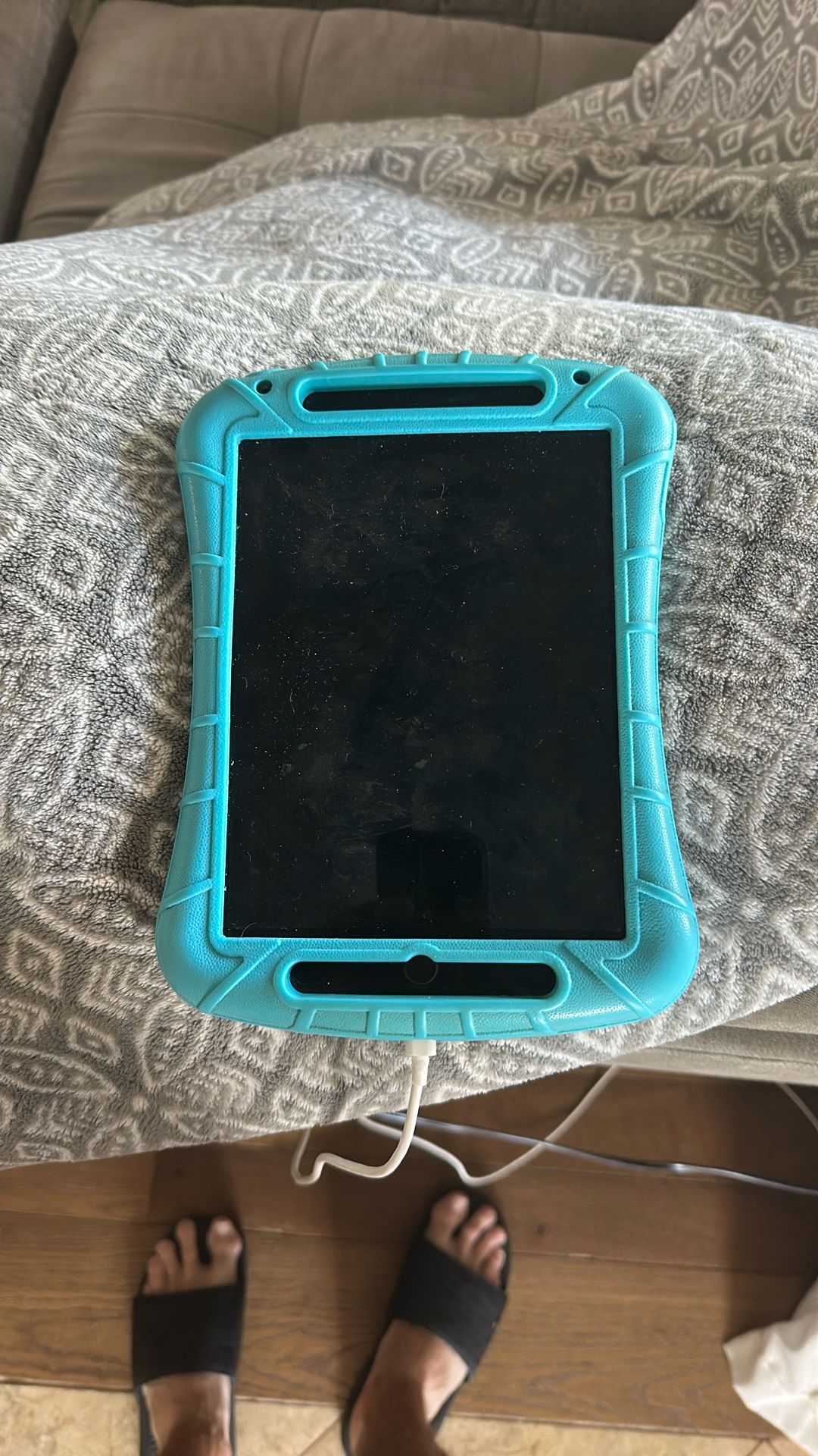 Apple iPad for sale five years old includes Rubber case cover