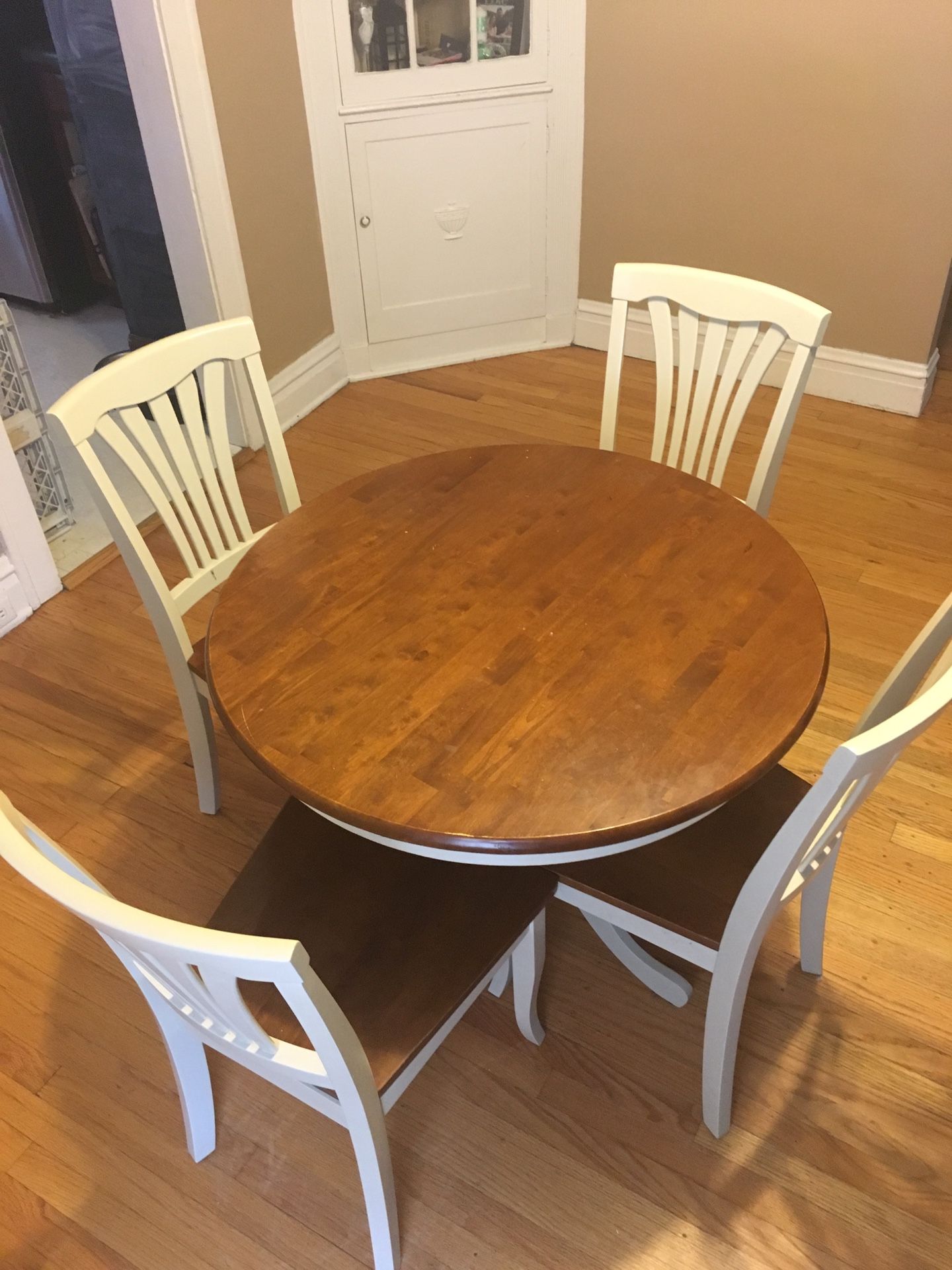 Dining room table and 4 chairs