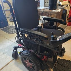 Like New Quantum Q6 Edge Power Wheelchair