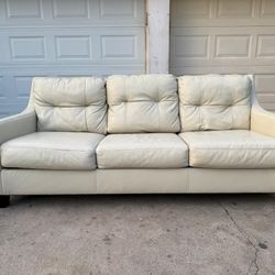 2 sofas de cuero color perla buenas condiciones  no incluye mesas 