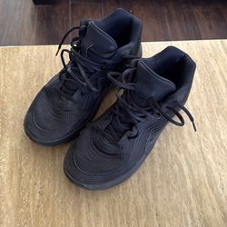All black Nike men’s shoes size 9.5