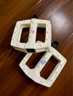 White GT pc logo Bmx 9/16 cruiser pedals NOS