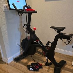 PELOTON BIKE 899$
