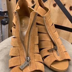 Woman’s Gladiator Sandal (9.5) New