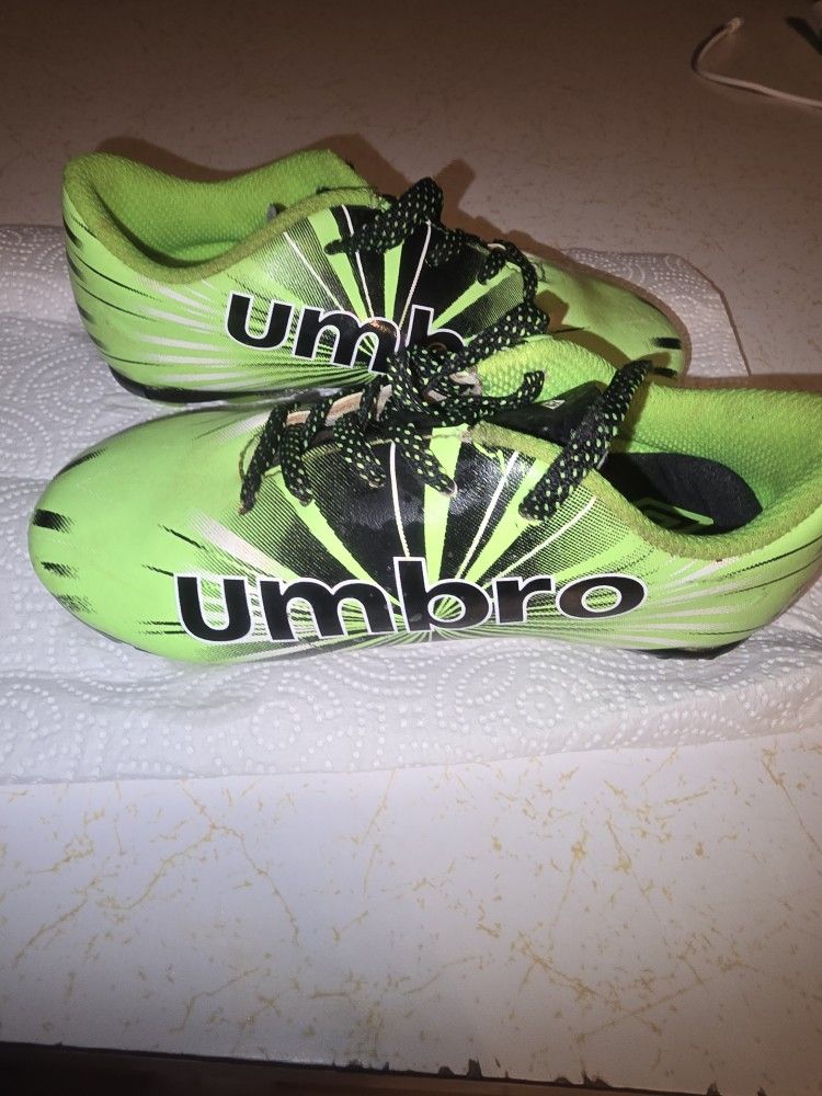 🎆BARELY USED  UMBRO CHILDRENS SIZE 9 CLEATS 
