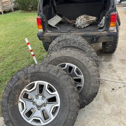 Jeep Wheels on 37s Mud tires