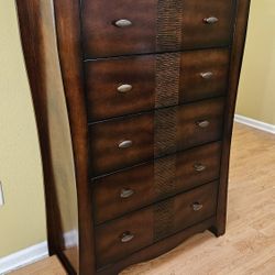 Nice and Clean Brown 5 Drawer Dresser.
