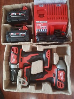 M18 milwaukee combo kit drill driver And lmpact Drill  2 battery 4.0ah  And Charger