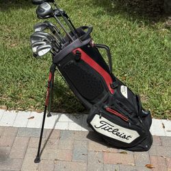 Mens Taylormade Rac golf club set. Titleist golf bag complete set right handed