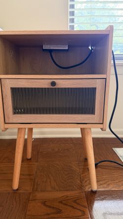 Mid-Century Nightstandt w/ Charging