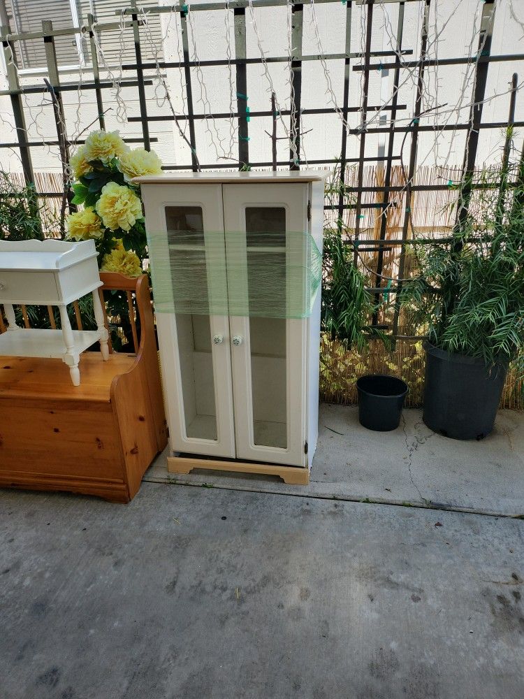 WHITE GLASS DOOR 3 SHELVE CABINET