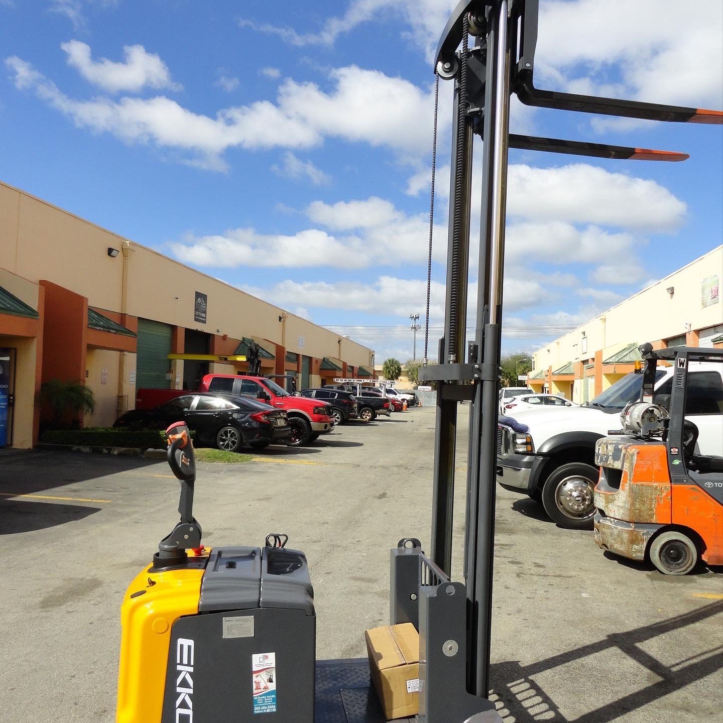 2022 Full Electric Counterbalance Forklift 3300lbs Capacity 11.5 Foot Height 