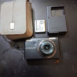 NIKON COOLPIX S570 BLACK DIGITAL CAMERA IN EXCELLENT CONDITION - 10MG & AWESOME OPTICAL ZOOM 5X WIDE (USED, ONLY $60)