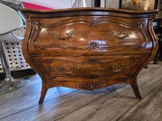 Vintage Henredon "Folio 10" Walnut French Louis XV Low Bombé Chest / Commode
