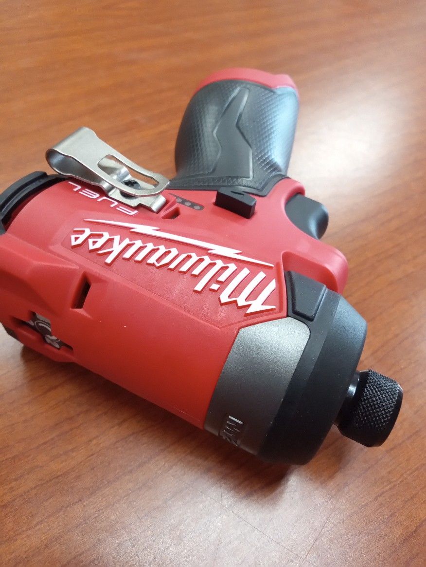 Milwaukee new 1/4" impact fuel 12M brushless - Nuevo