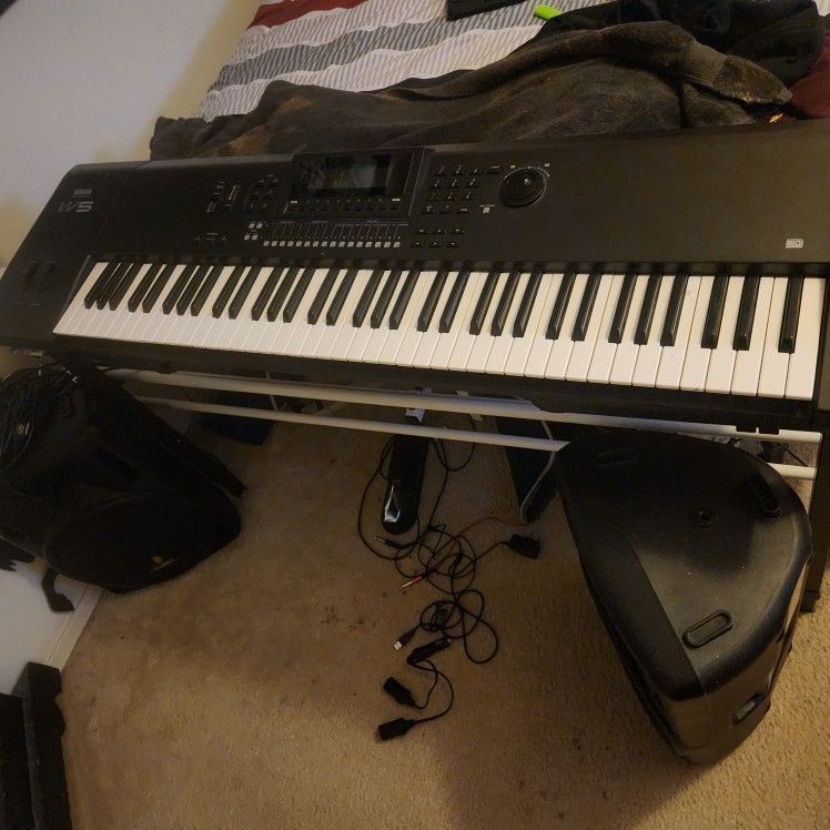 Vintage yamaha synthesizer work station