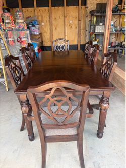 Formal Dining Room Set / Seating for 8