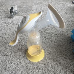 Medela Manual Pump With Milk Storage Bags 