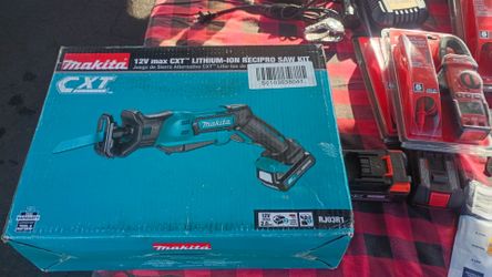 Makita 12 volt recipro saw with batteries and charger