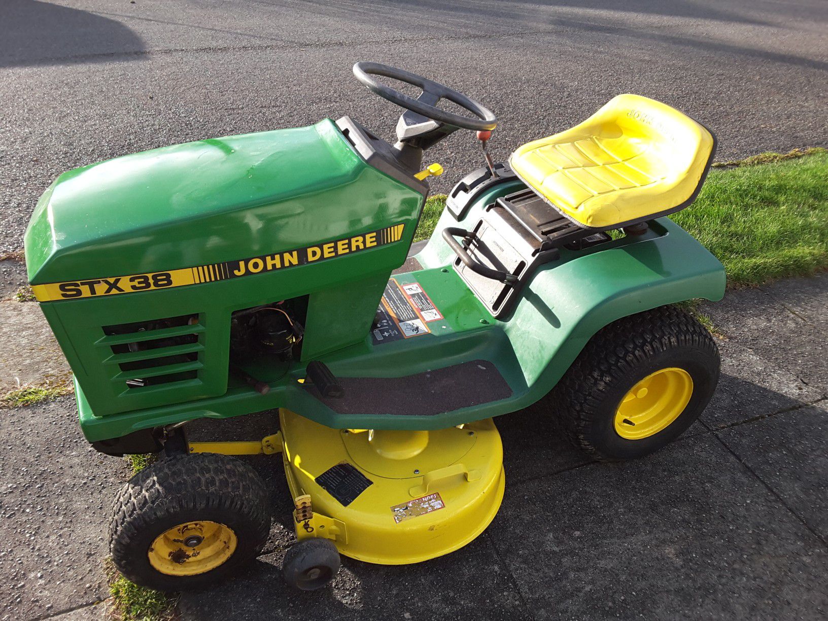 John Deere STX38 Lawn Tractor / Riding Lawn Mower