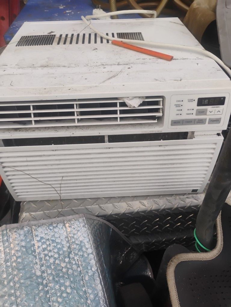 Window Ac Unit Blows Cold Works Great 60$