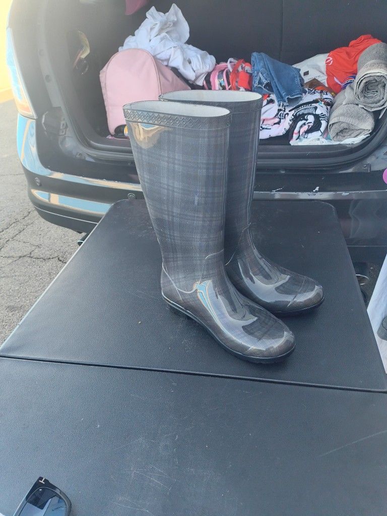 UGG RAIN BOOTS Size 7