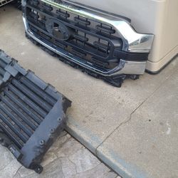 2021 - 2023 FORD F150 F-150 LARIAT GRILLE CHROME GRILL W / AIR SHUTTER USED OEM . WW1