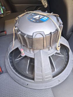 15" Kicker CVX no rips or holes