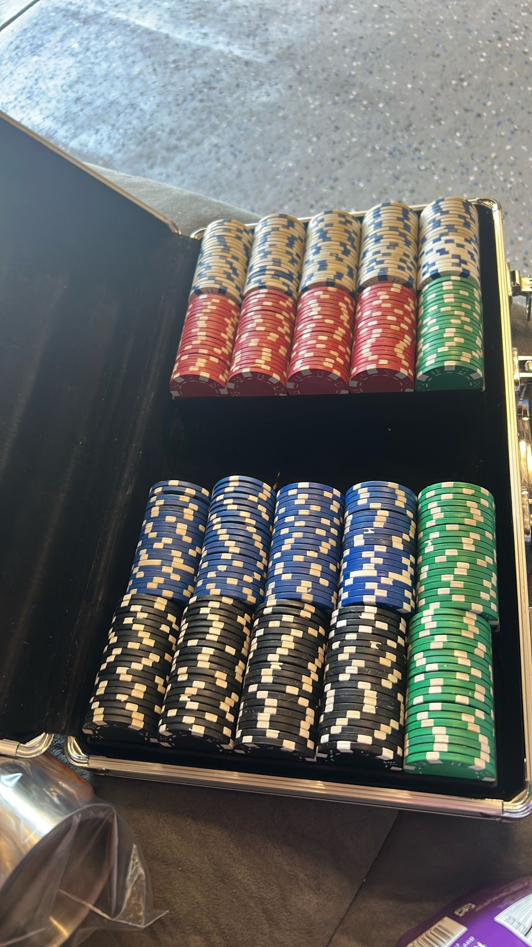 $15 - 400 Poker Chips w Case