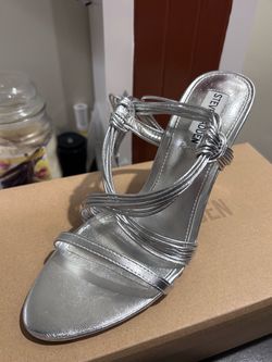 Zapatilla plateada elegante