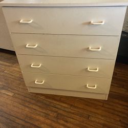 Dresser With 4 Drawers $80
