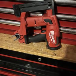 Milwaukee M18 Fuel 18g Stapler Gun 