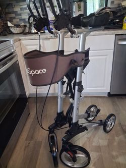 OasisSpace Upright Walker Rollator