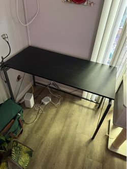 Basic Desk with metal legs