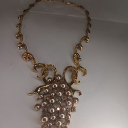 Gorgeous, mid-century vintage, faux pearl and rhinestone 16" necklace With 3.25x2.75" Pendant As A Grape Cluster