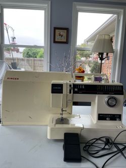 Singer, sewing machine with case Singer, sewing machine with case