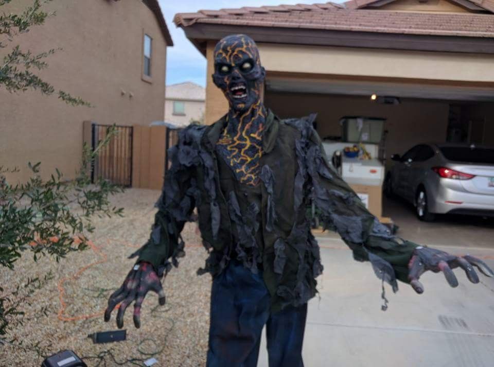 Smoldering zombie halloween animatronic