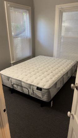 King Koil Xtended Life queen mattress w/ zero-gravity base