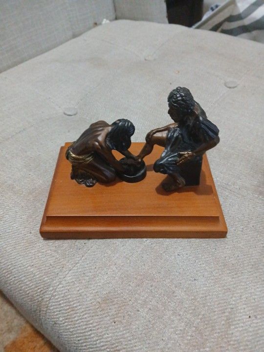 Jesus Washing the Disciples’ Feet – Religious Bronze-Style Statue on Wood Base