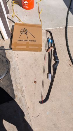 Starter archery set with bow, arrows and target on stand. Stand is brand new never used.