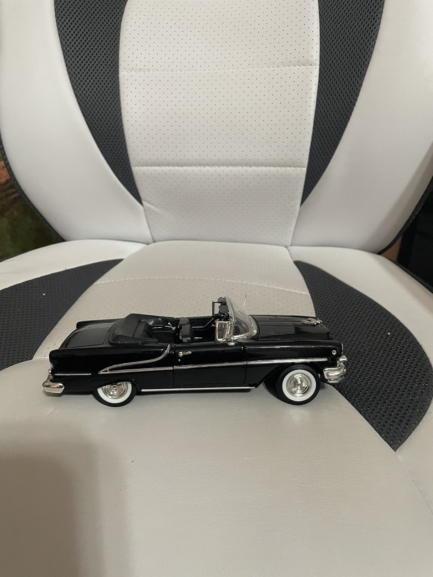 1955 Oldsmobile Super 88 Convertible 1/24 Diecast Car