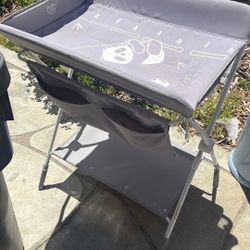 Collapsible changing table