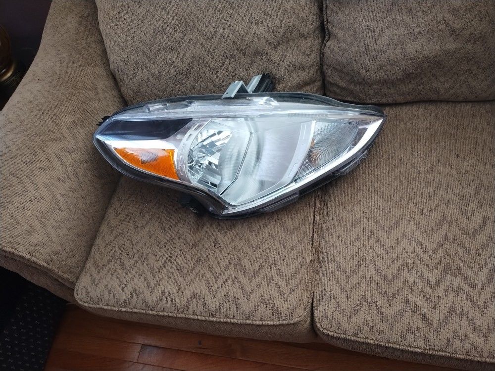 2015 Nissan Versa Headlight