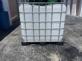 275 Gallon Water Tank With Cage. Food Grade.