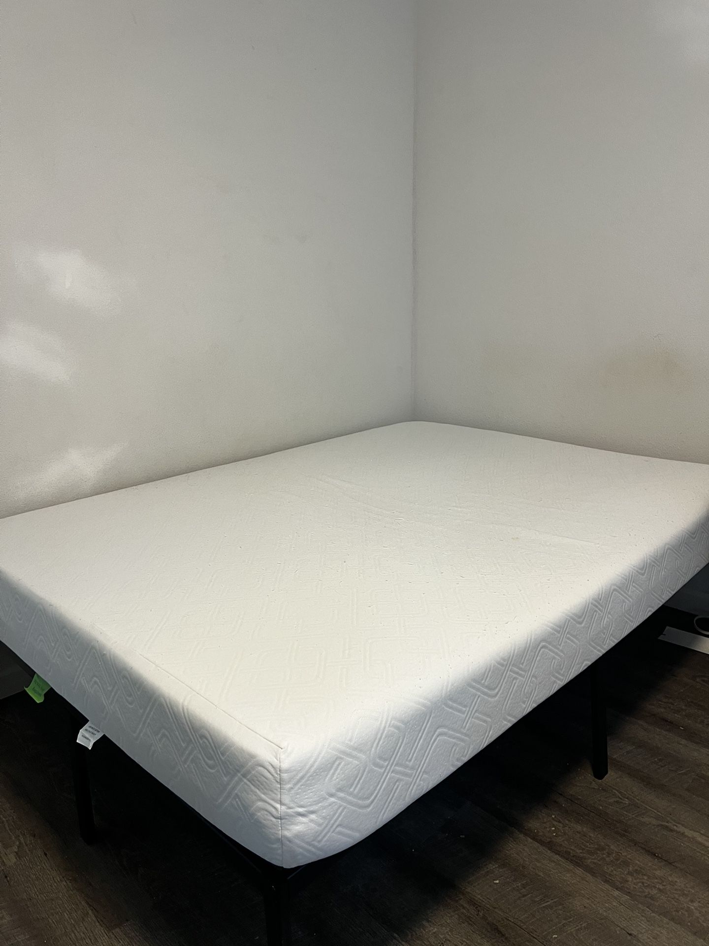 FULL SIZE BED W/ Bed Frame
