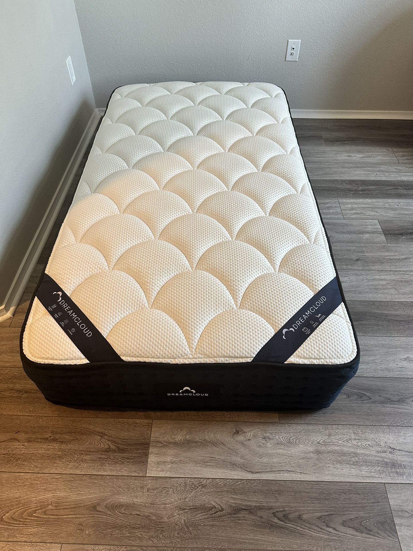 Dreamcloud Gel Memory Foam Twin Mattress 14"