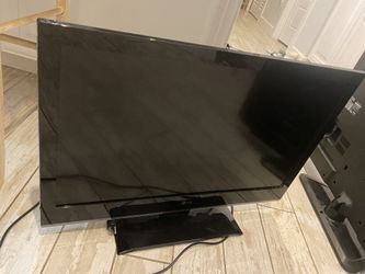 LG 32" TV – Model 32LV2400
